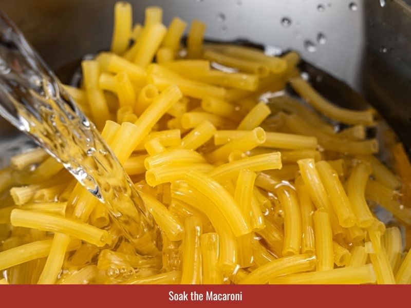 Soaking rice macaroni before cooking to improve texture and prevent over-softening