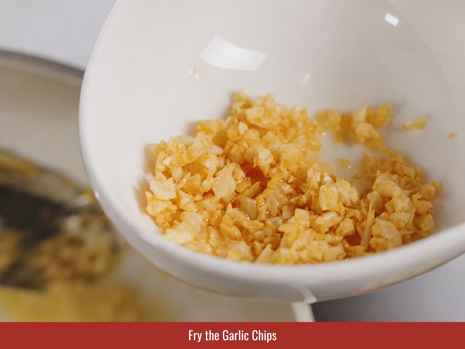 Fry garlic for crispy topping