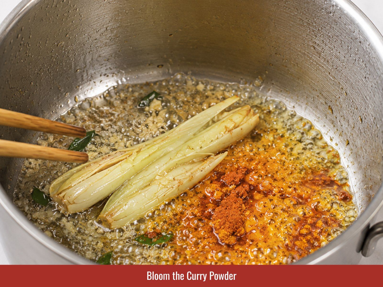 Bloom curry powder in oil