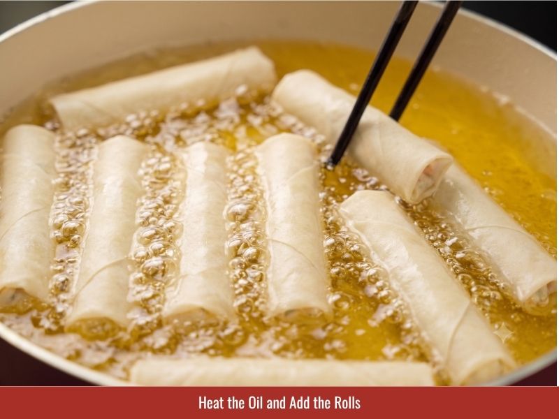 Frying cha gio in hot oil while controlling temperature and spacing between rolls