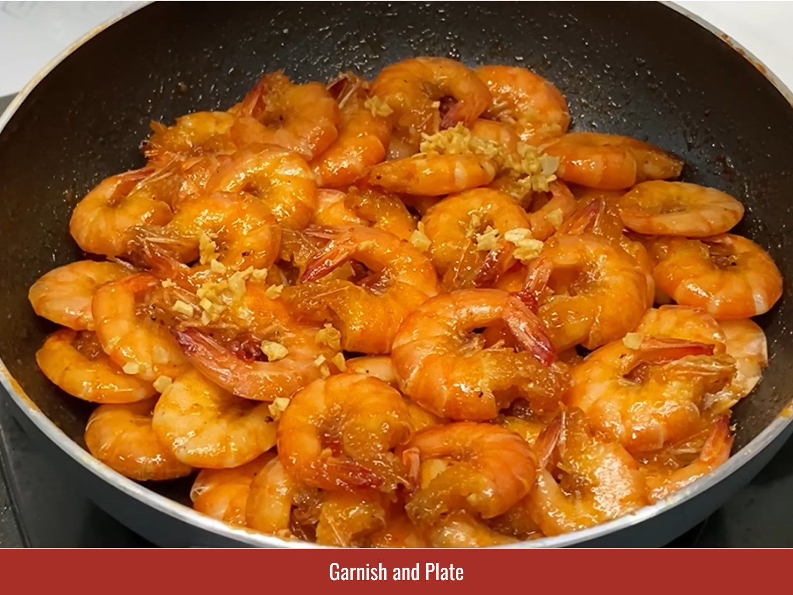 Garnish tôm rim with crispy garlic and serve